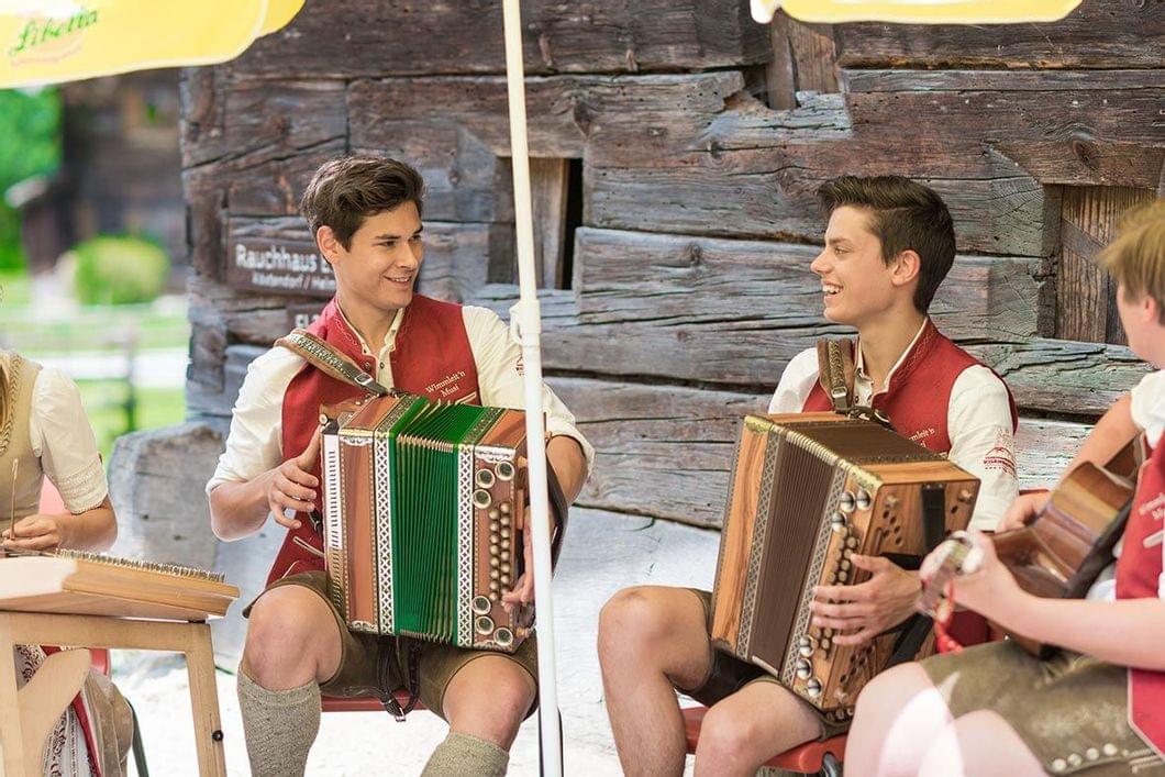 Junge Musikanten, alte Höfe